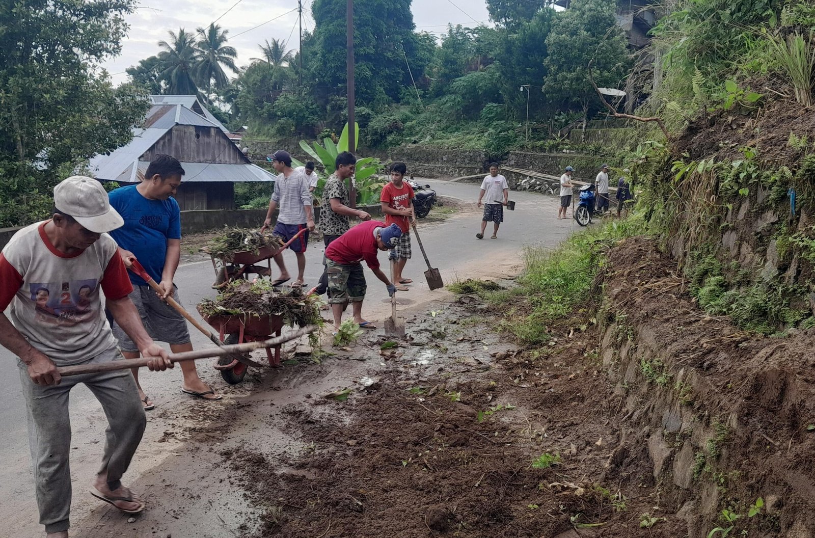 Jelang Pengucapan Syukur, Warga Desa Wailang Kerja Bakti