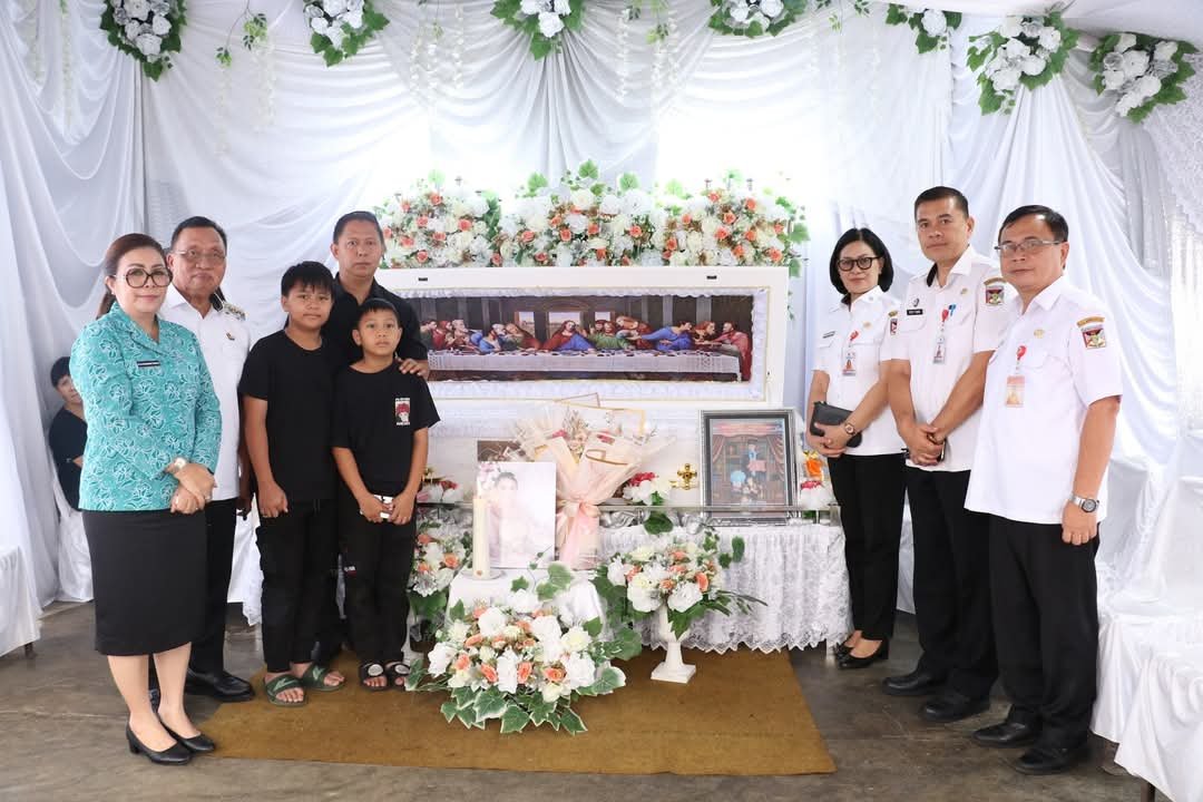Jajaran Pemkab Minahasa Hadiri Ibadah Penghiburan Almarhumah Ibu Regina Sumarauw