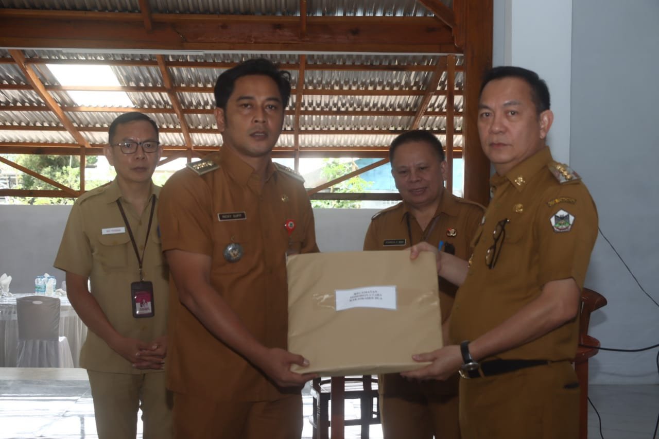 Senduk Serahkan DHKP dan SPPT PBB-P2 Tahun 2025