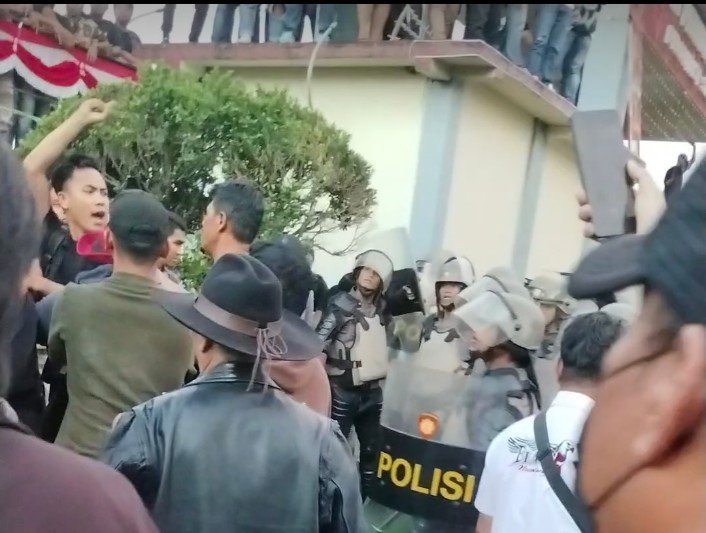 Pengacara LBH Manado Dianiaya Saat Menolong Massa Aksi di DPRD Sulut