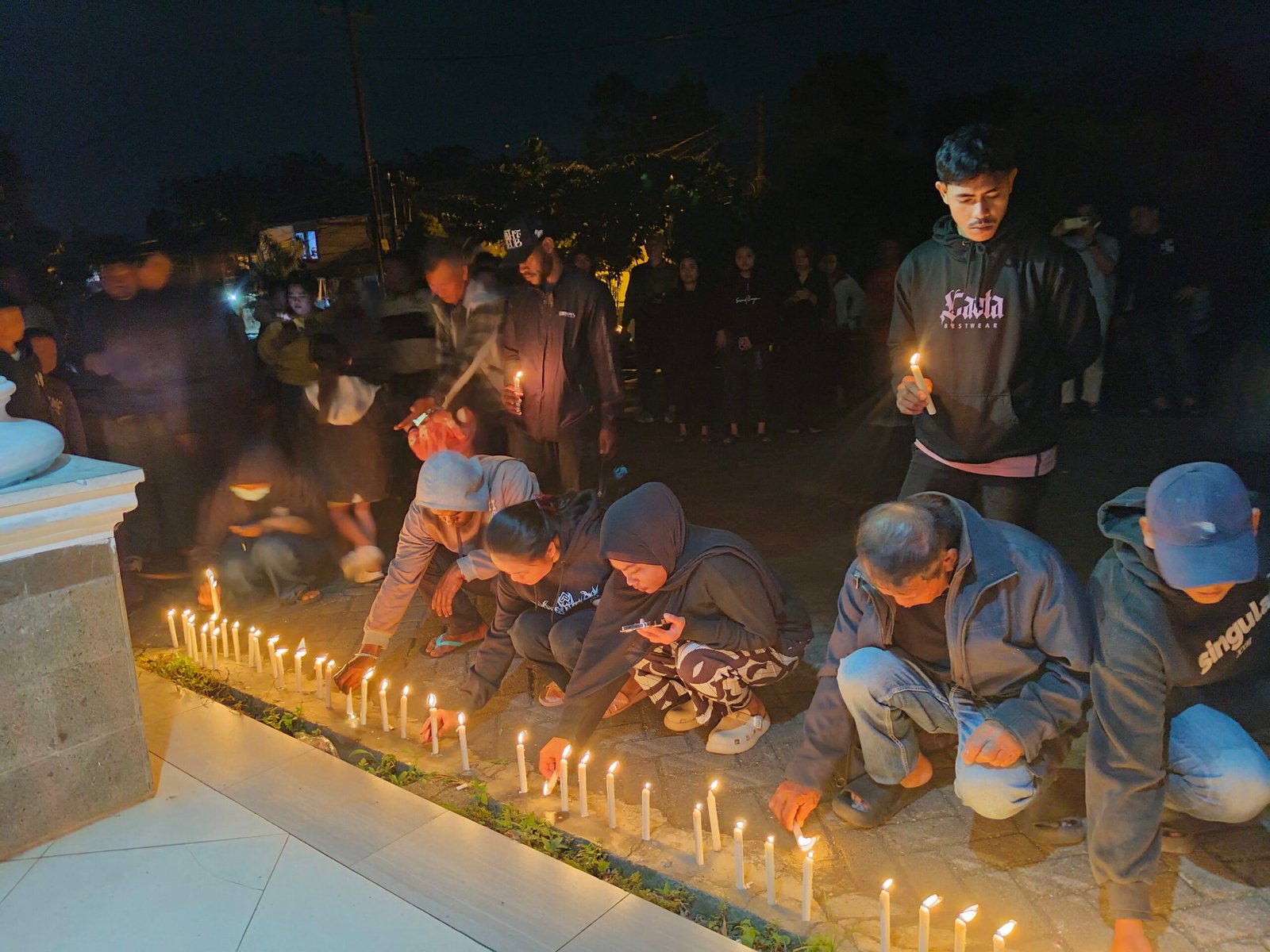 Mahasiswa Unima Gelar Aksi Seribu Lilin, Tuntut Keadilan Untuk Maria Mangolo